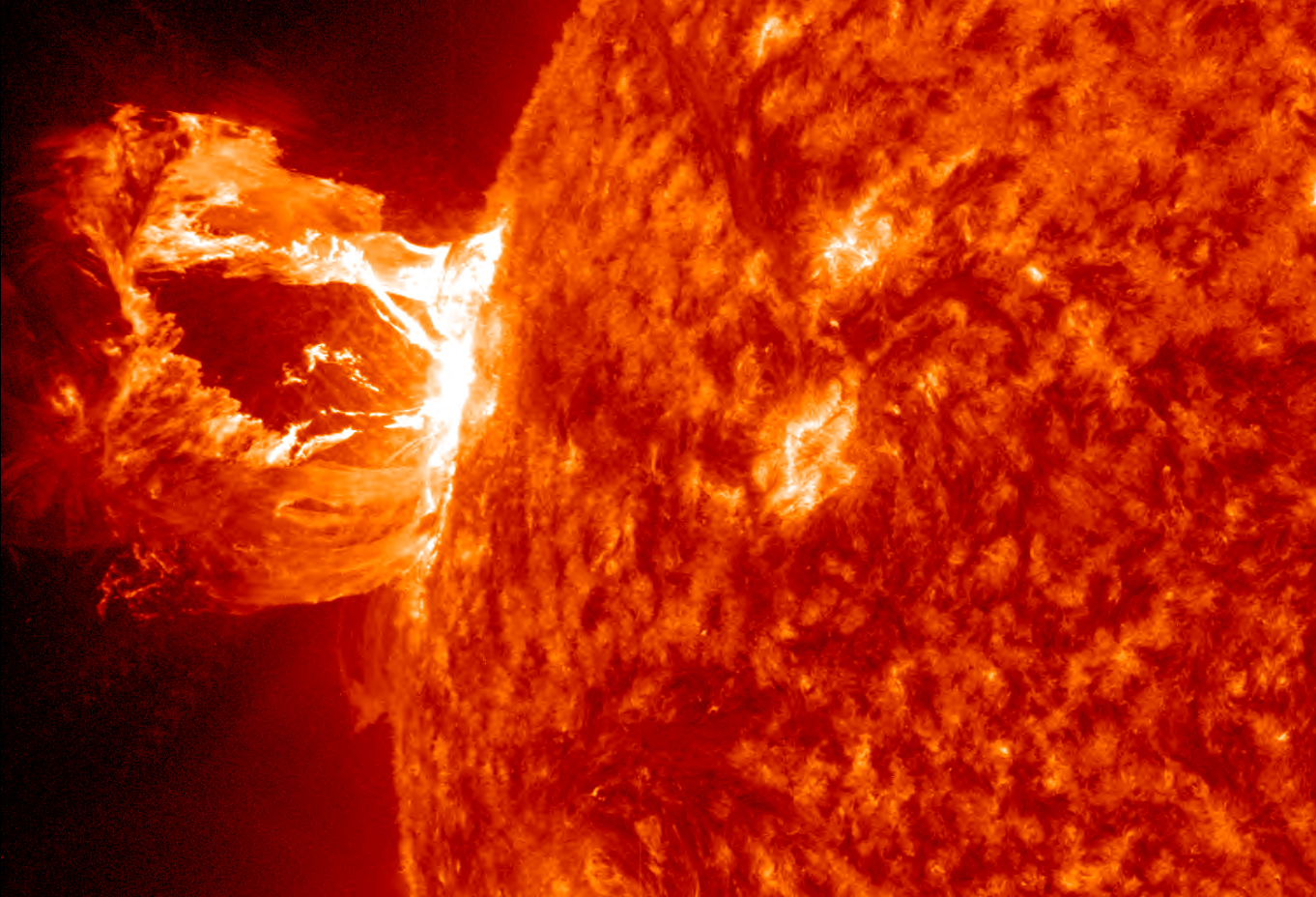 NASA показало мощный взрыв на Солнце - «Виртуальный музей космонавтики»
