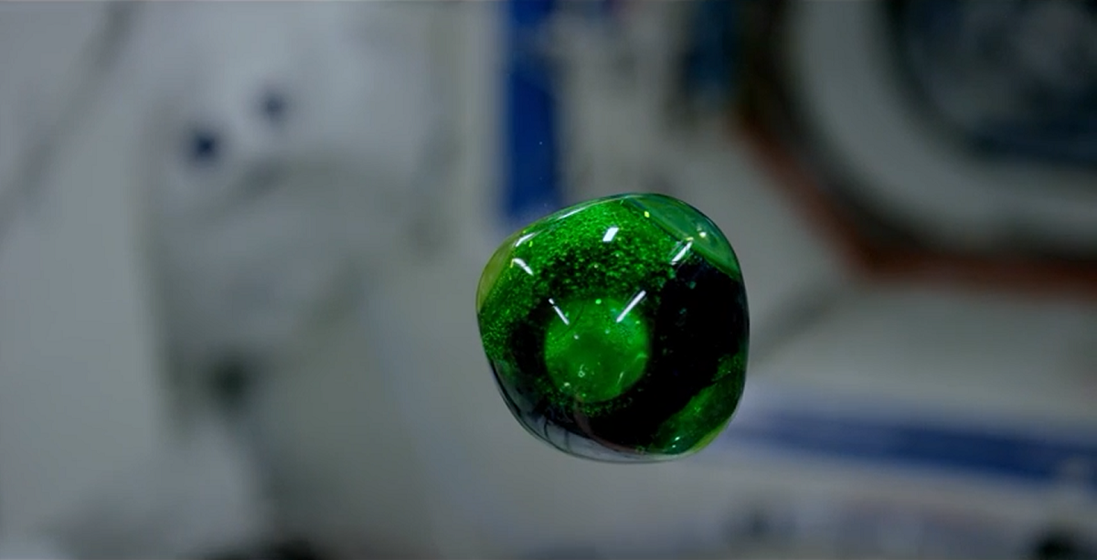 Видео с МКС: красота воды в невесомости - «Виртуальный музей космонавтики»