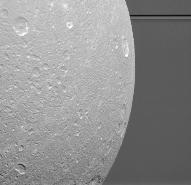Диона на фоне колец Сатурна - «Виртуальный музей космонавтики»